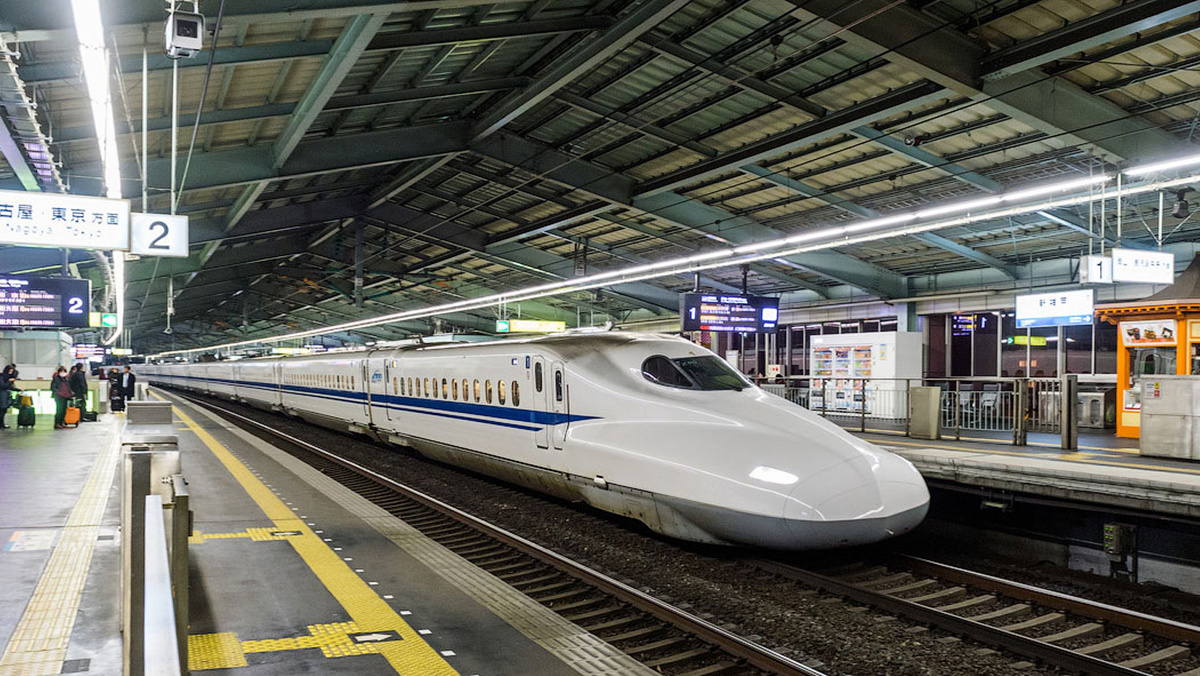 Японский "сапсан" на вокзале