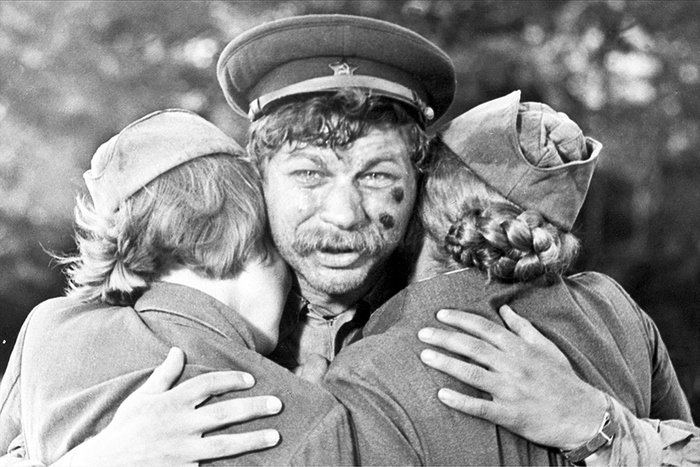    Шедевры, подобные картине Ростоцкого "А зори здесь тихие...", повторить невозможно, а превзойти - немыслимо. / kinopoisk.ru