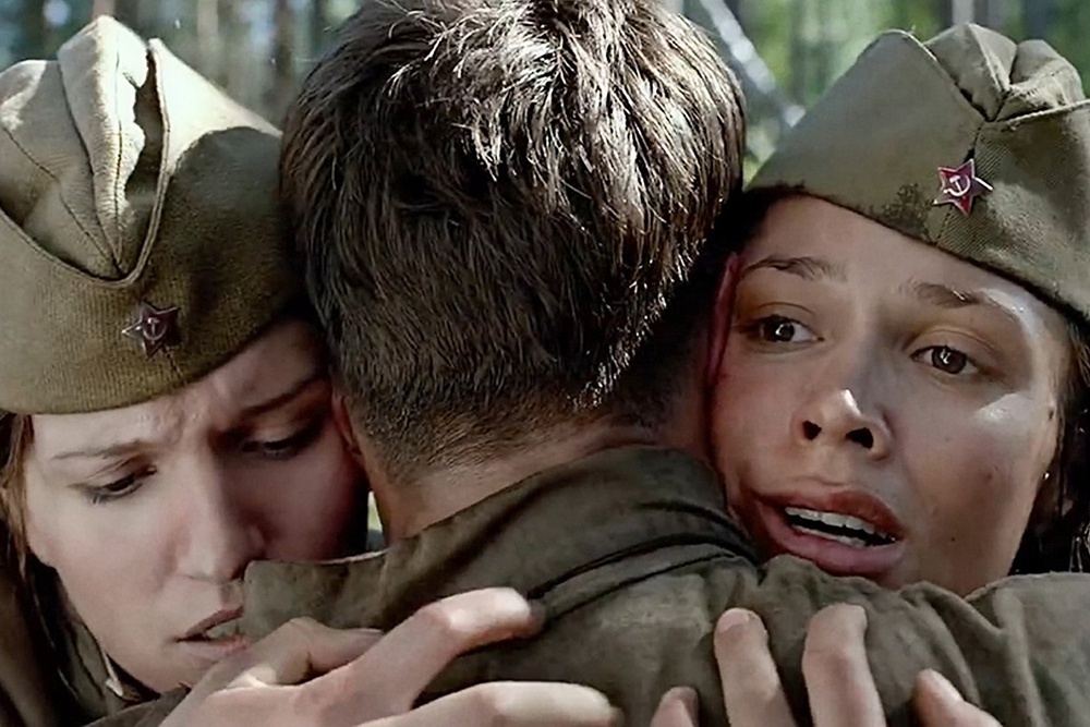    Можно возвращаться к сценариям культовых фильмов, но не слепо их копировать, а делать кино современное и талантливое. Кадр из фильма "А зори здесь тихие..." Рената Давлетьярова 2015 года. / Фото: kinopoisk.ru