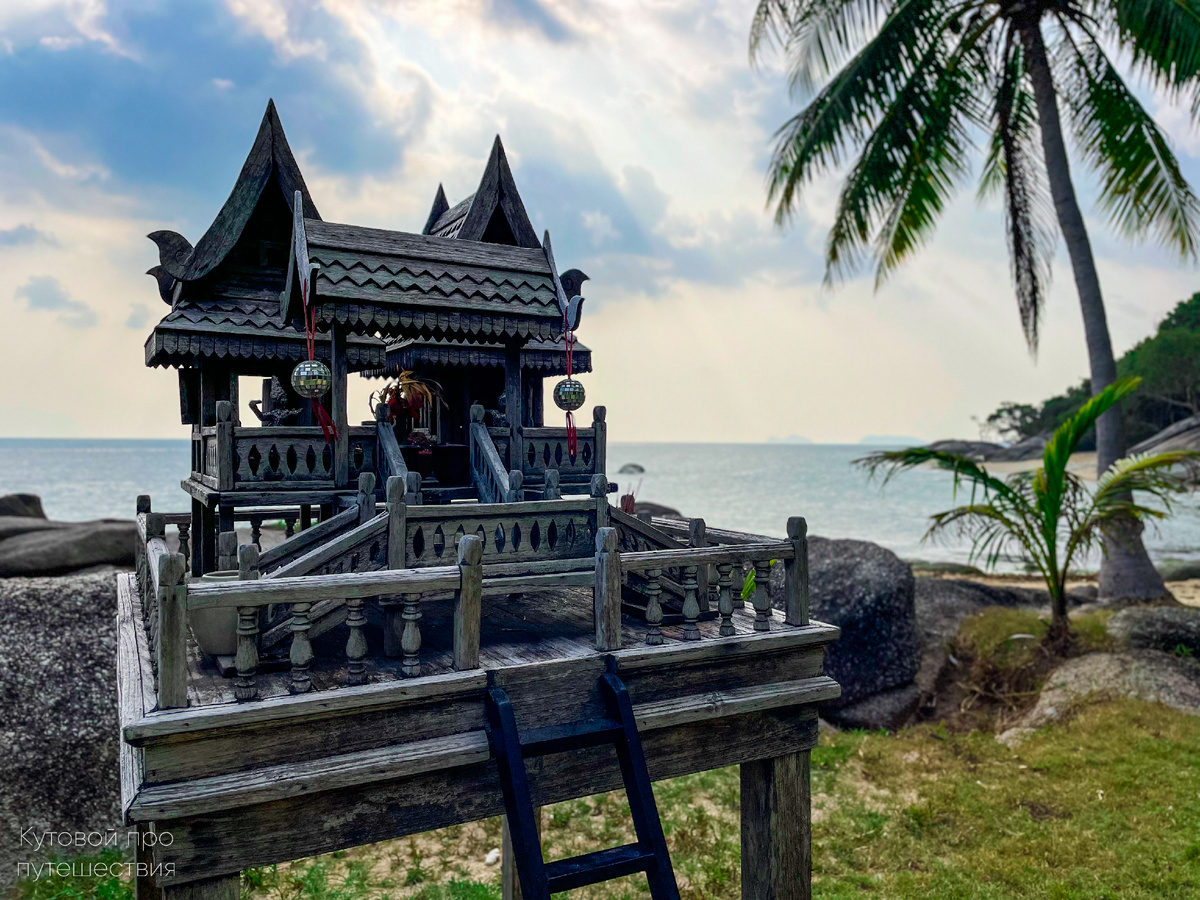Домик для духов в Таиланде. Такие есть у каждого дома.