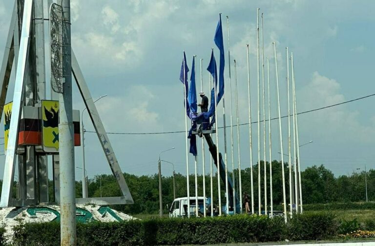    Флаги с ромашками. Оренбург украшают ко Дню семьи, любви и верности Андрей Севостьянов