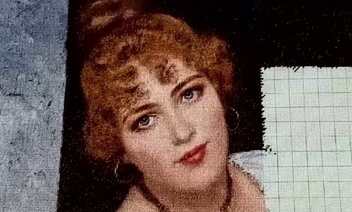 Портреты двух девушек вышиты петитом-полукрестом на конгресс-страмине 24 каунта