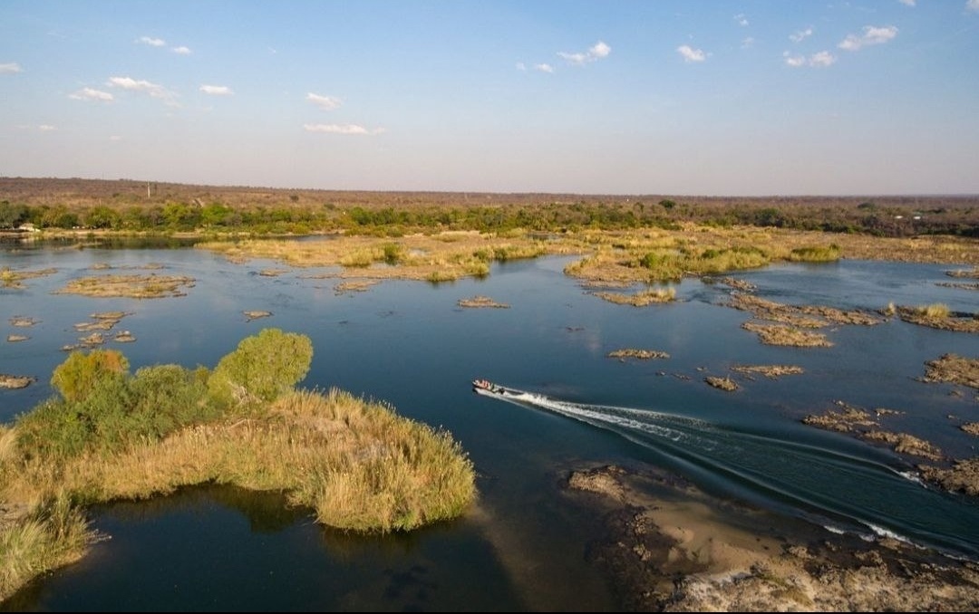 5 минутная поездка на катере по реке Замбези к краю водопада Виктория - острову Ливингстон 