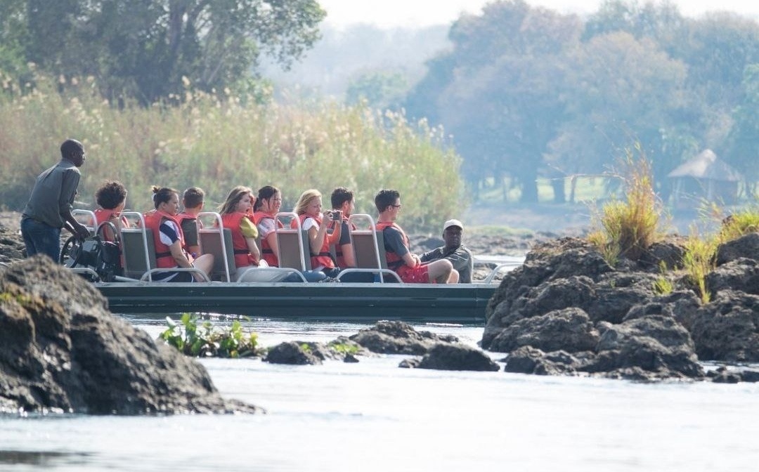 Туристы на катере на острове Ливингстон 