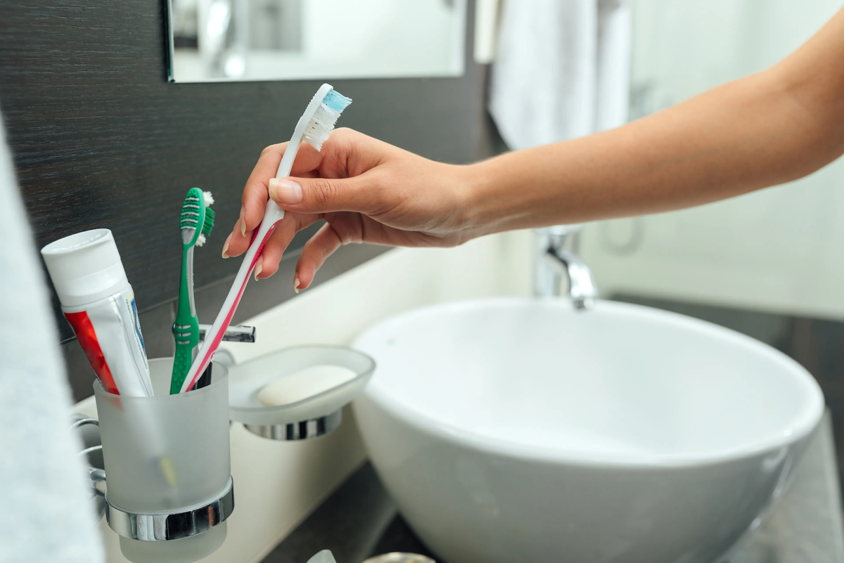 Многие чистят зубы два раза в день, но все равно сталкиваются с проблемами: кариесом или воспалением десен.