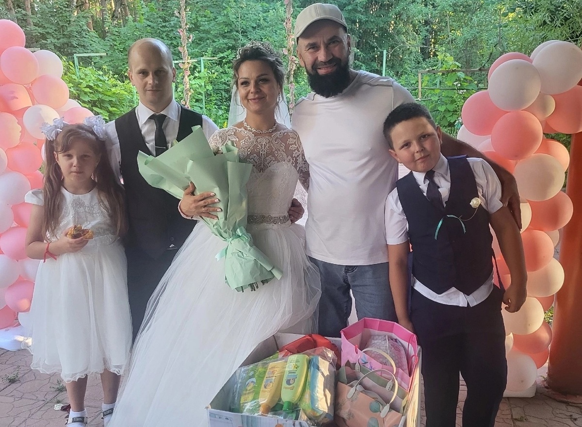    В Иванове молодожены отдали подарки лежачим больным