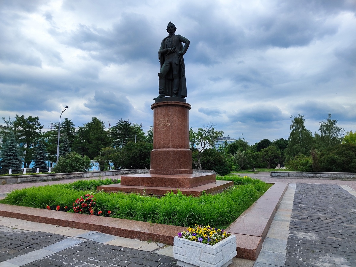 Памятник Александру Суворову на Суворовской площади