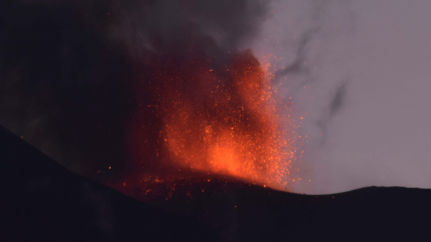 «Огненная гора» проснулась накануне вечером и не может «успокоиться» до сих пор. Фото: www.globallookpress.