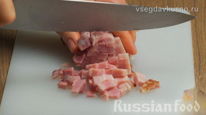 Нарезать грудинку мелкими кубиками