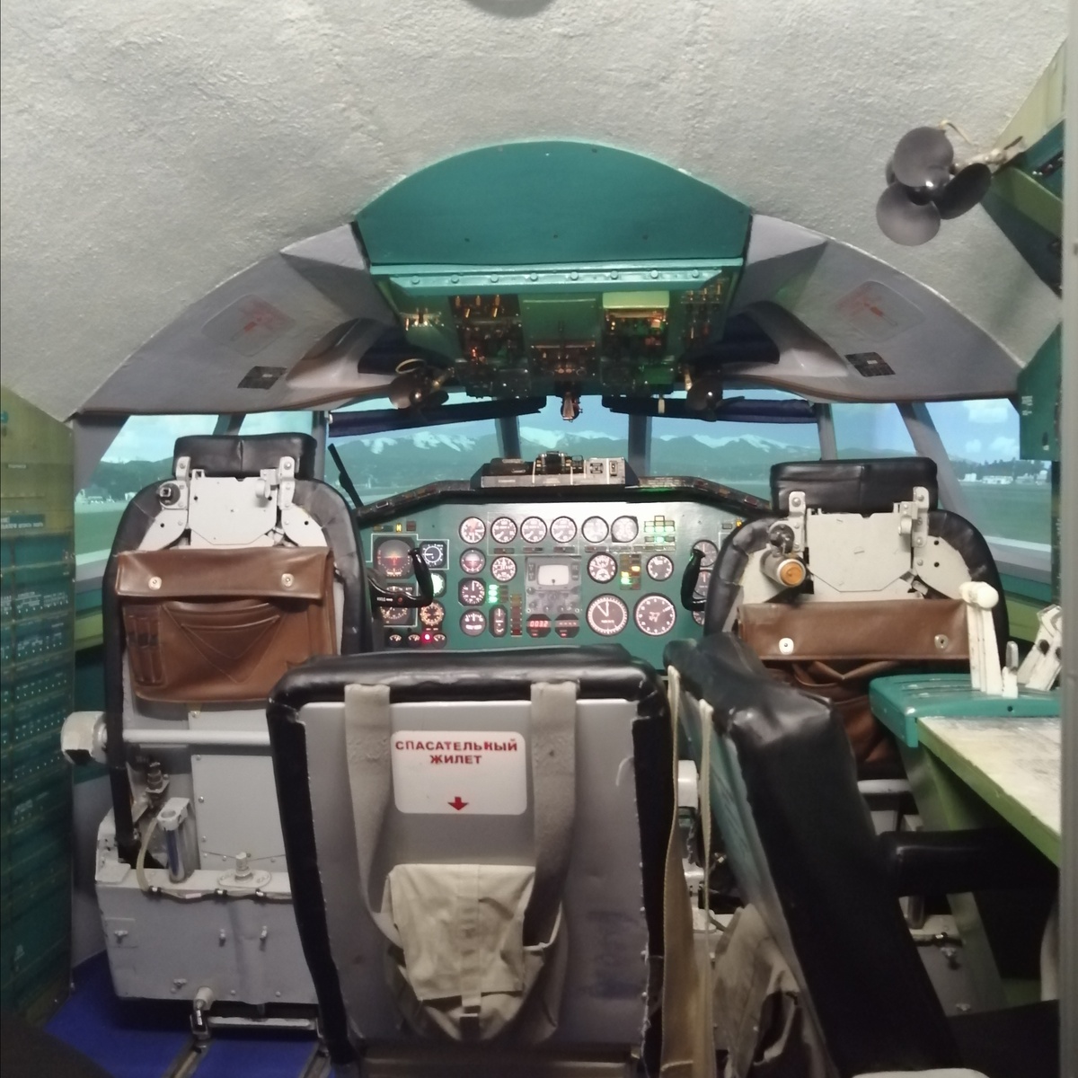 В кабине самолета