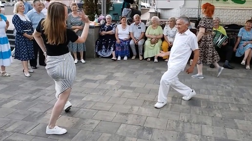 240707 Танцы песни в парке у фонтана Жители Орла орловчане поют танцуют горпарк ЦПКиО гармонь г Орел