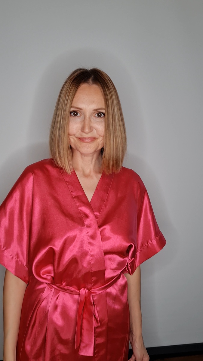 Здесь на губах просто карандаш и гигиеническая помада. Смотрится максимально натурально.