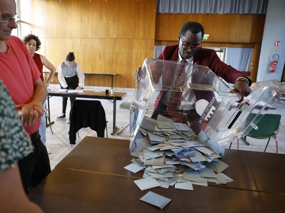    Сотрудник избирательного участка начинает подсчет голосов во втором туре выборов в Национальное собрание Франции© AP Photo / Jean-Francois Badias
