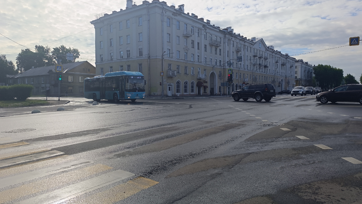 В понедельник, в нашем городе появился новый оператор пассажирских автобусных перевозок "Рико", теперь город просто пестрит от автобусов их компании.-2