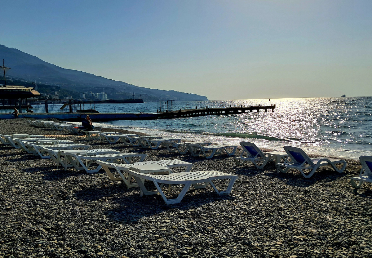 Пляж отеля Ореанда утром