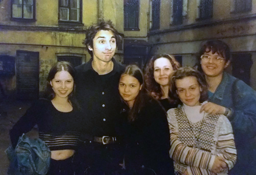 Михаил Горшенёв с поклонницами возле Ленинградского рок-клуба, 1997 год