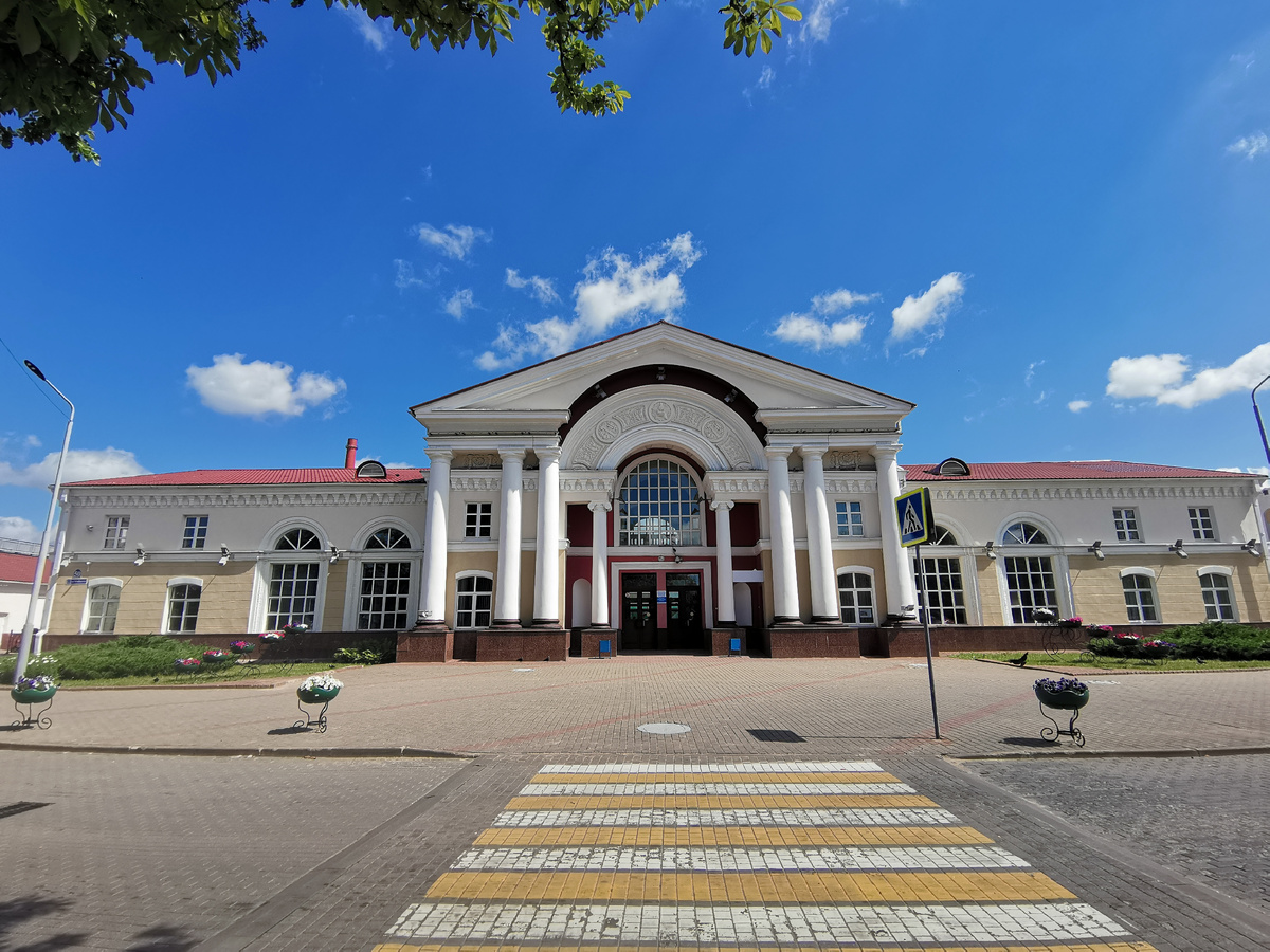 Красивое здание железнодорожного вокзала. Фото автора.
