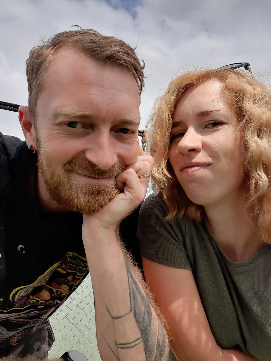 Хозяйка канала и ее любимый супруг, радостные и счастливые, как и положено ''сброду"