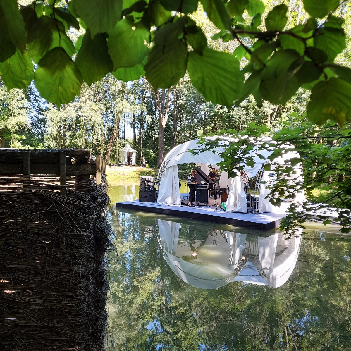 Листайте карусель, там немного атмосферы VIII театрального фестиваля «Толстой». Фестиваль проводился три дня (с 5 по 7 июля).