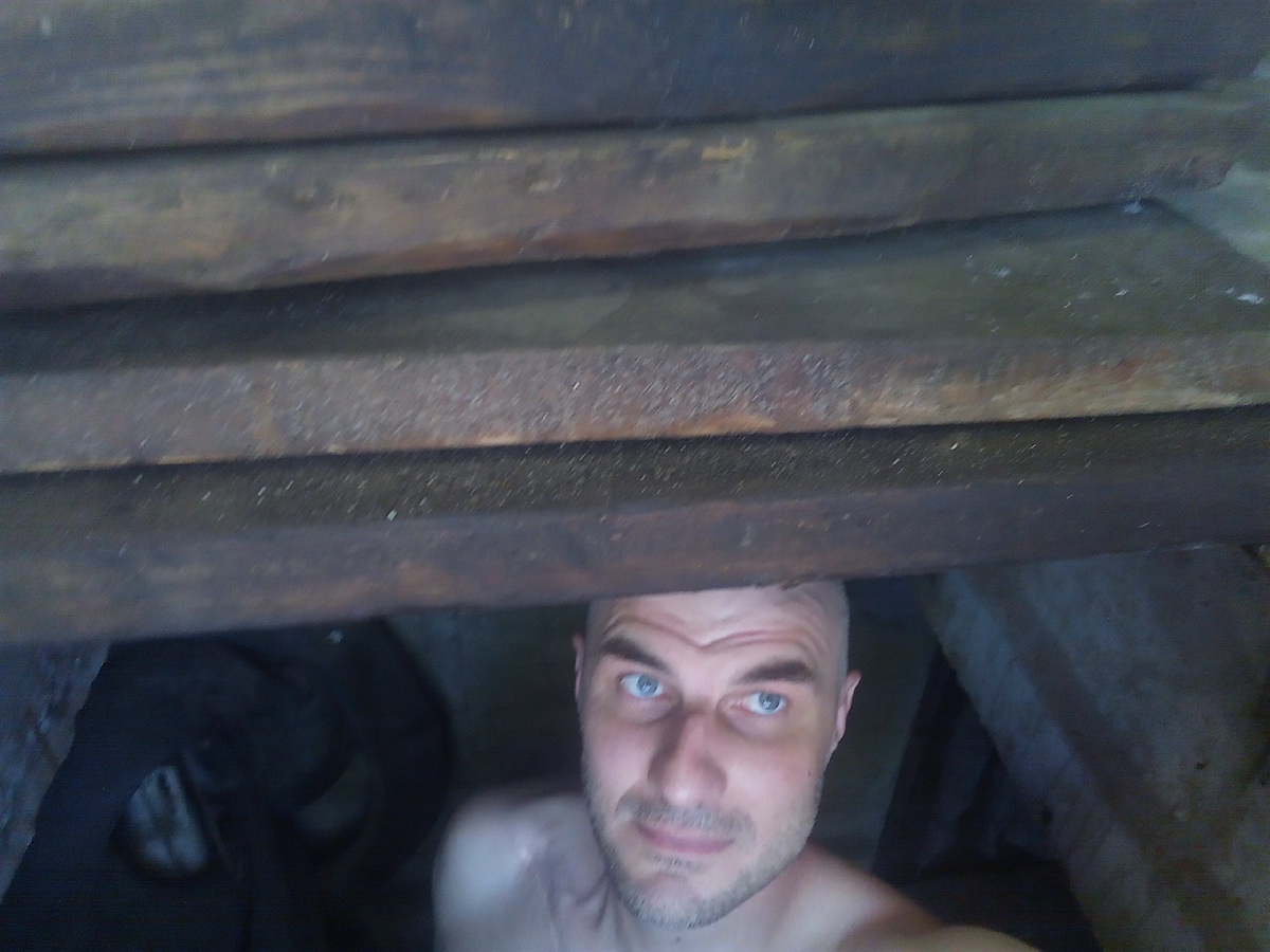 Жара стоит неописуемая, приходится охлаждаться в гаражном подземелье