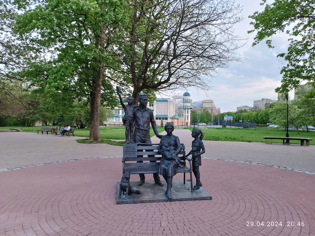 Памятник семье в Калининграде. Фото памятников Петру и Февронии в телефоне у меня уже нет, есть в ноутбуке, но после грозы у нас уже три дня интернета нет, а переносить фото в телефон без интернета не хочется заморачиваться.