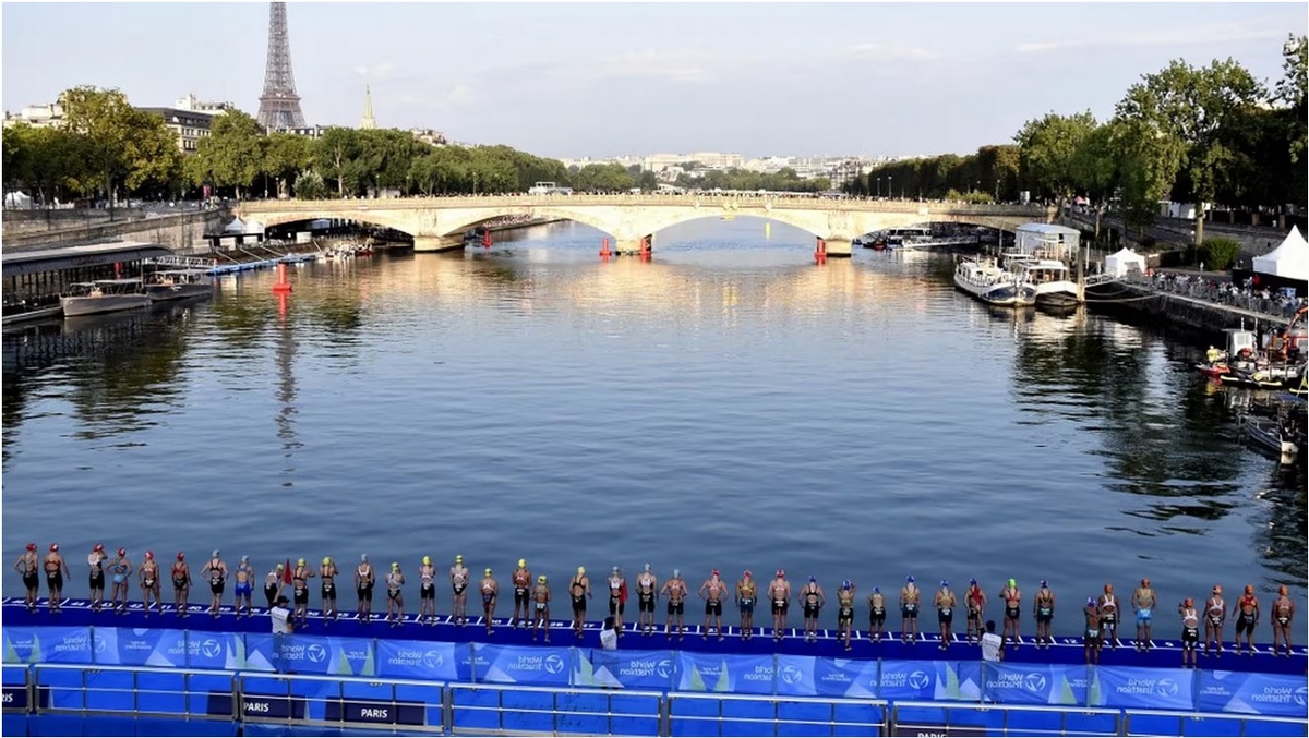 Пловцы триатлона во время тестового заплыва, 17 августа 2023