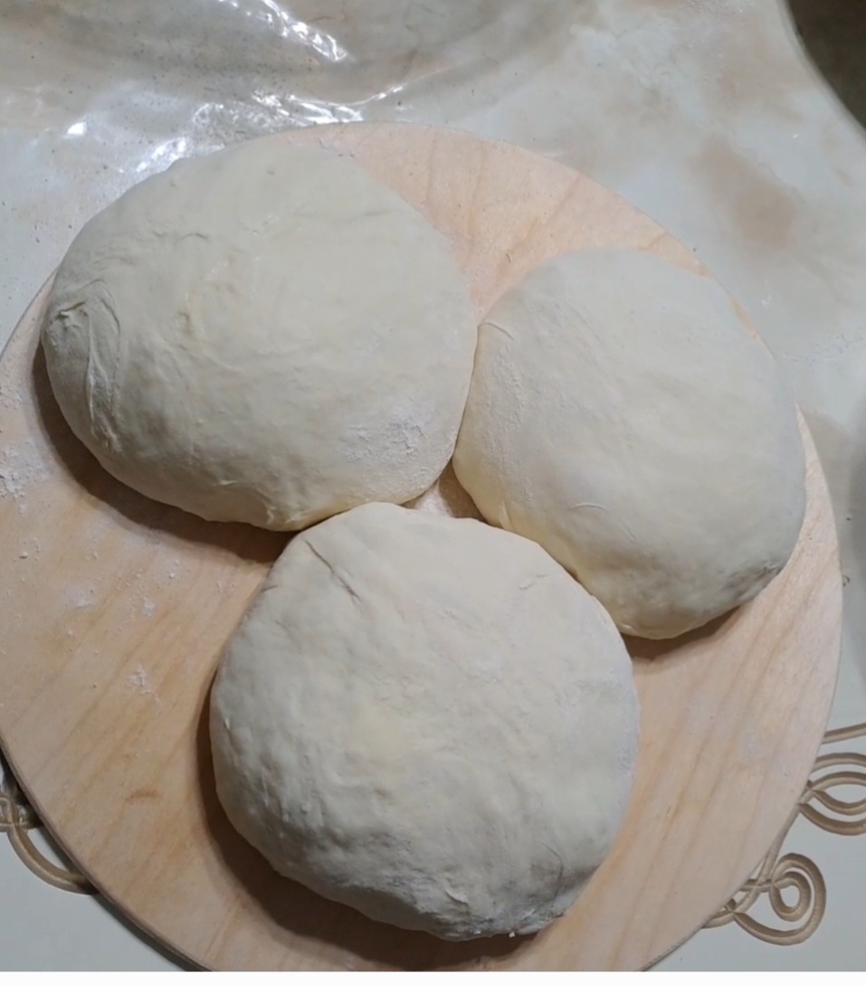 В тёплое молоко добавляем дрожжи и оставляем на 15 минут. После туда же добавляем соль, сахар, растительное масло. Постепенно добавляя муку, замешиваем тесто. Когда она будет уже прилипать к рукам, добавляем сливочное масло и снова замешиваем тесто.