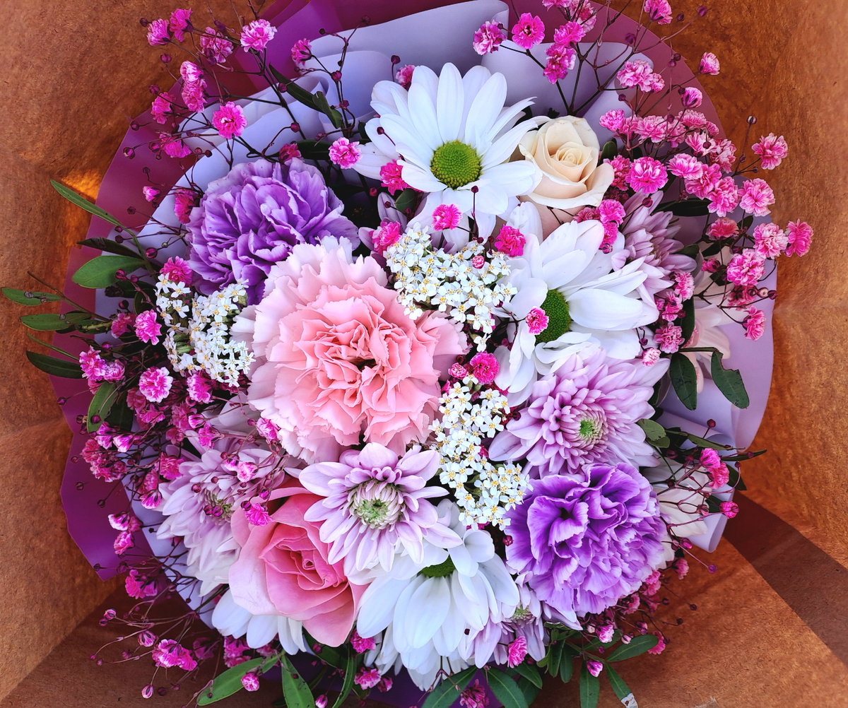 Один из букетов, в котором есть цветы, о которых я недавно узнала: гипсодермы и диантусы.