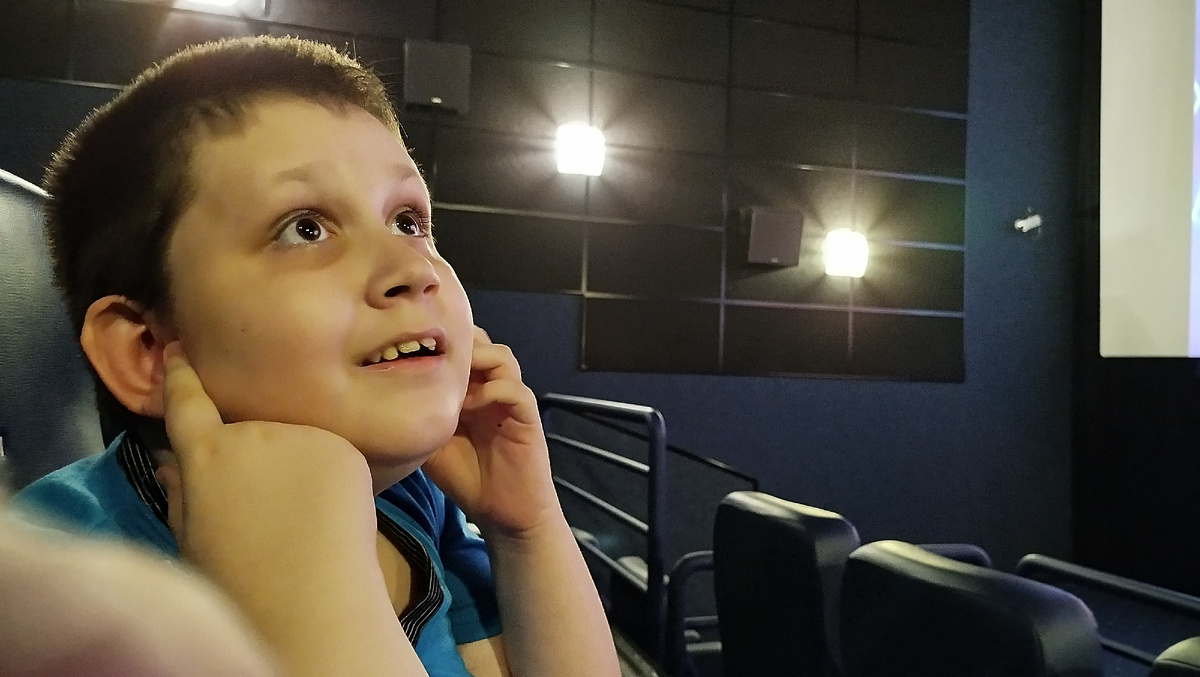 Для сына звук в кинотеатре слишком громкий, но он готов его терпеть, потом привыкает и сидит нормально. Вообще, пожалуй, стоило взять шумоподавляющие наушники, но мы забыли про эту опцию...