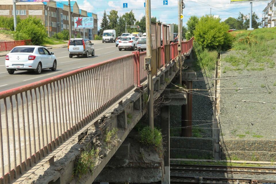    Мост через железнодорожные пути на проспекте Калинина. Июль 2024 года. Источник: Виталий Барабаш