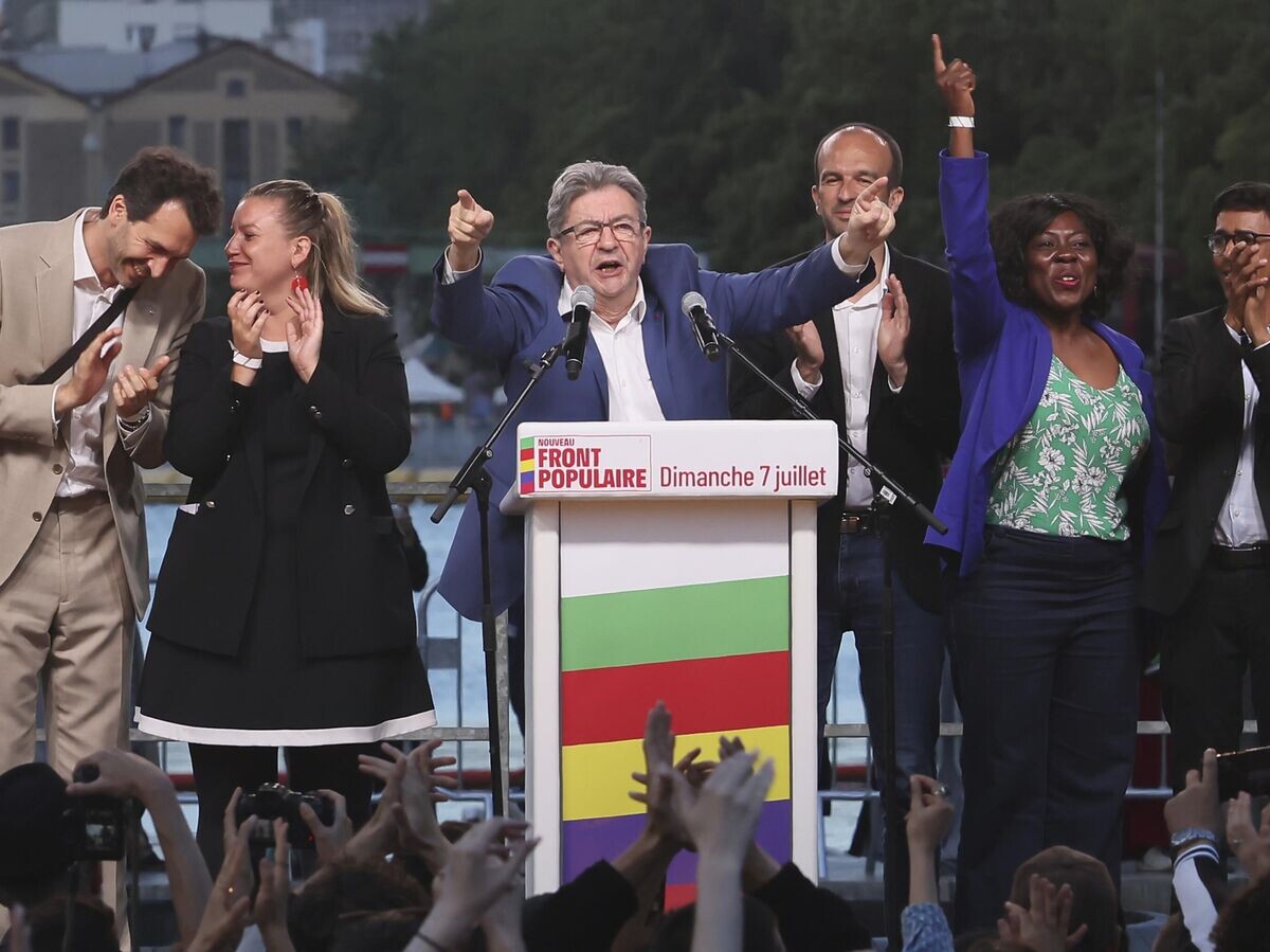    Лидер коалиции левых партий "Новый народный фронт" Жан-Люк Меланшон во время выступления после второго тура выборов в законодательные органы Франции© AP Photo / Thomas Padilla