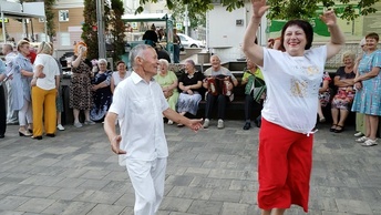 240707 Танцы под гармонь в парке Жители Орла орловчане поют танцуют горпарк ЦПКиО горсад город Орел
