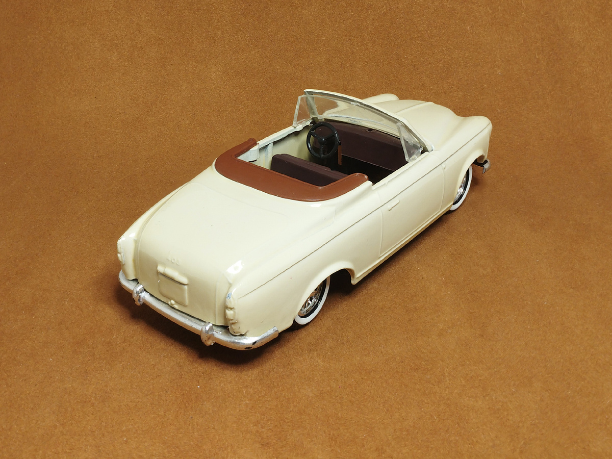 Рис. 2. Модель автомобиля Peugeot 403 в масштабе 1:43 до выполнения работ 