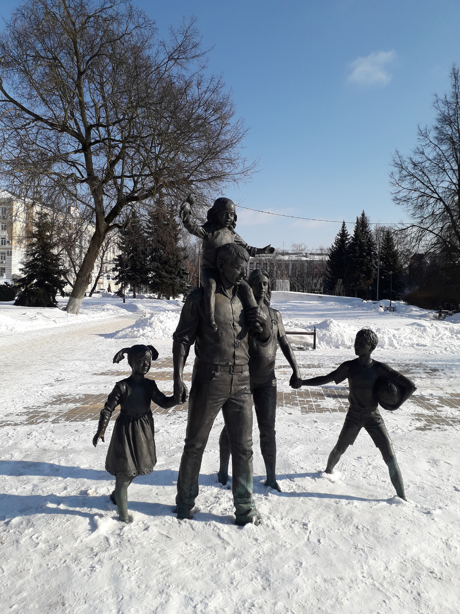 Мама в положении, папа, две дочки и сын