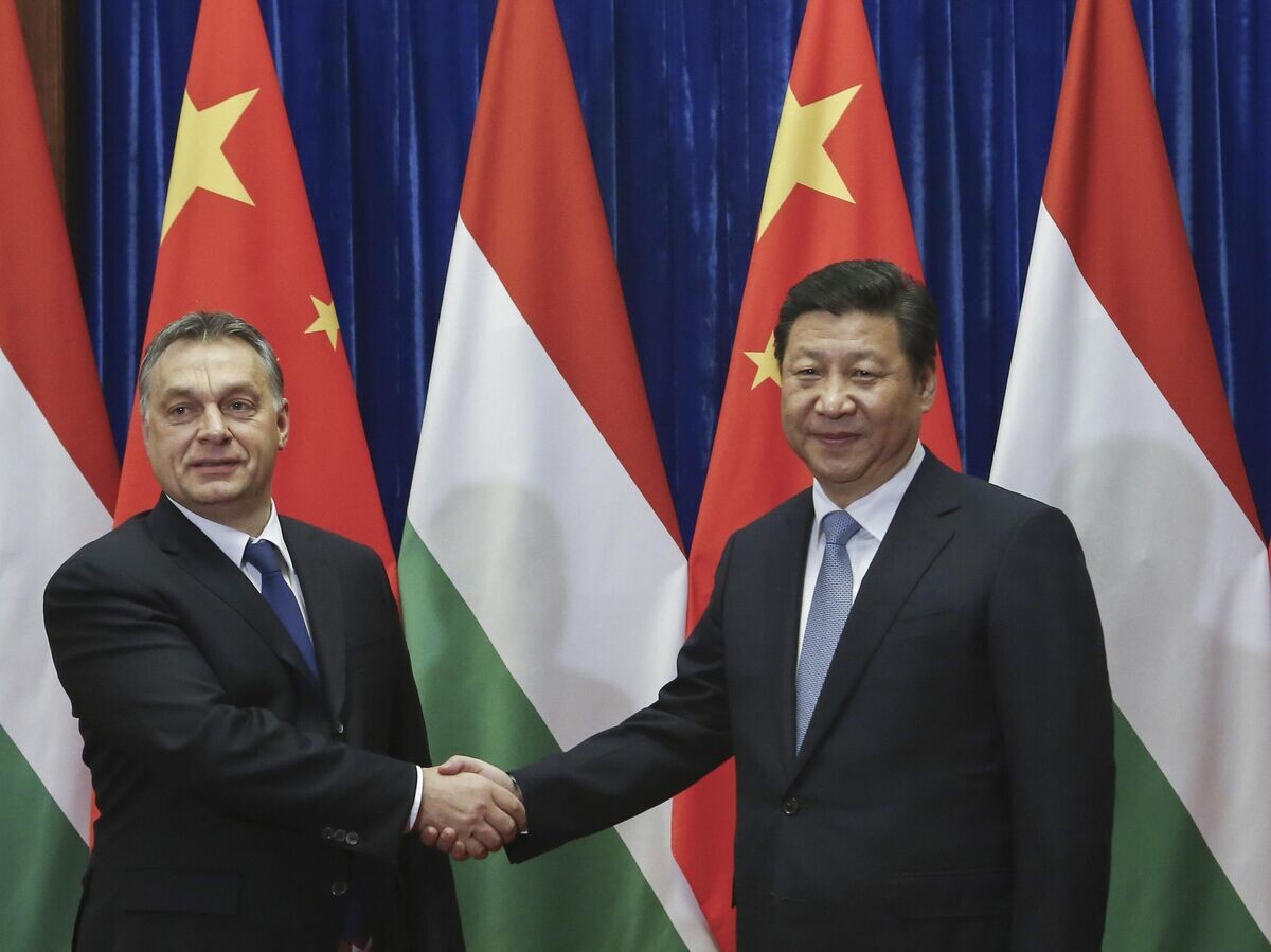    Председатель КНР Си Цзиньпин и премьер-министр Венгрии Виктор Орбан во время встречи в Пекине© AP Photo / Rolex Dela Pena