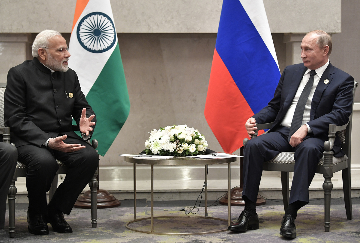     Владимир Путин и Нарендра Моди во время встречи на полях саммита БРИКС в Йоханнесбурге 26 июля 2018 года / РИА Новости / Алексей Никольский