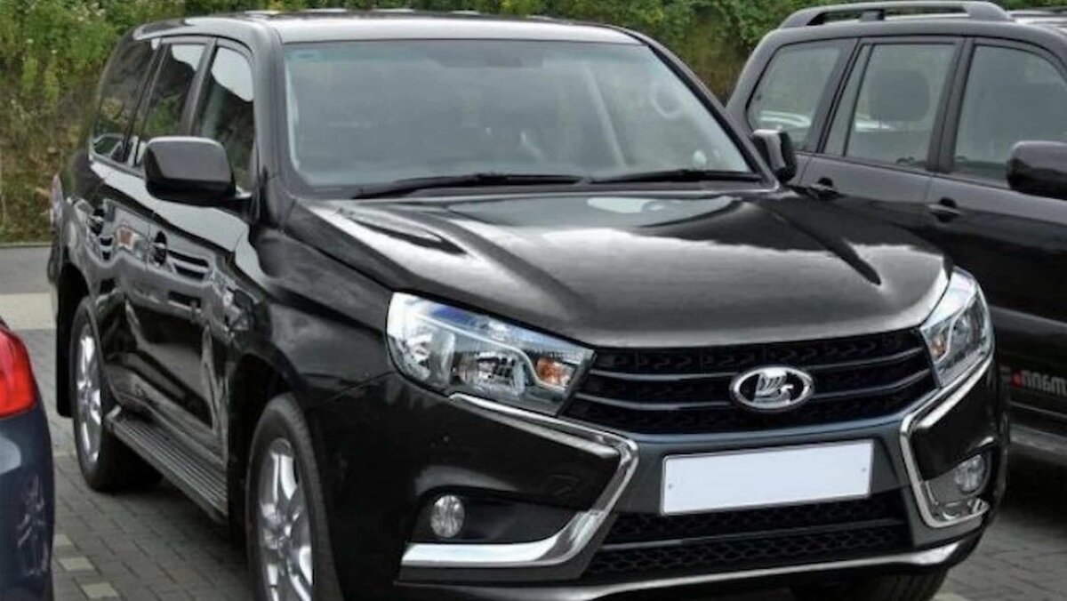 Фантазии художников на тему "кроссовер на базе LADA Vesta"