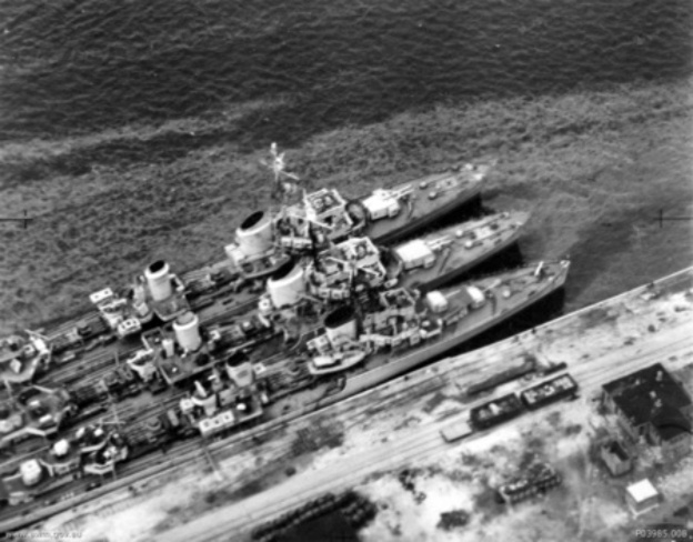 Немецкие эсминцы с 127-мм и 150-мм орудиями главного калибра у пирса