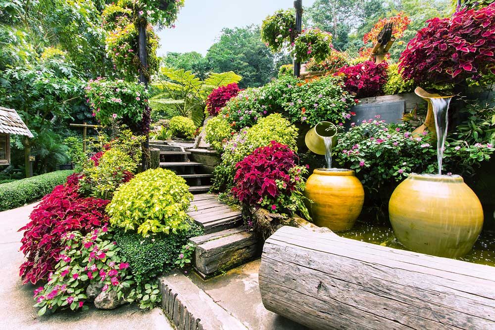 Украшение вашего цветника или двора не обязательно должно быть сложным. Многие идеи дизайна сада могут быть простыми и относительно недорогими.