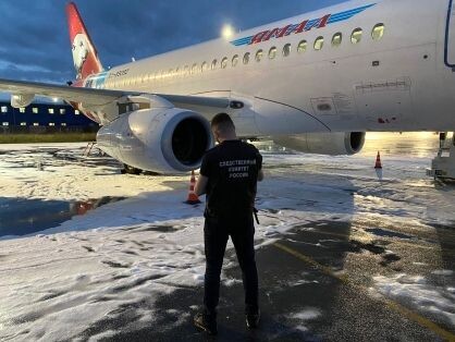    Следователь осматривает задымившийся двигатель. Фото: Западное межрегиональное следственное управление на транспорте СК РФ.