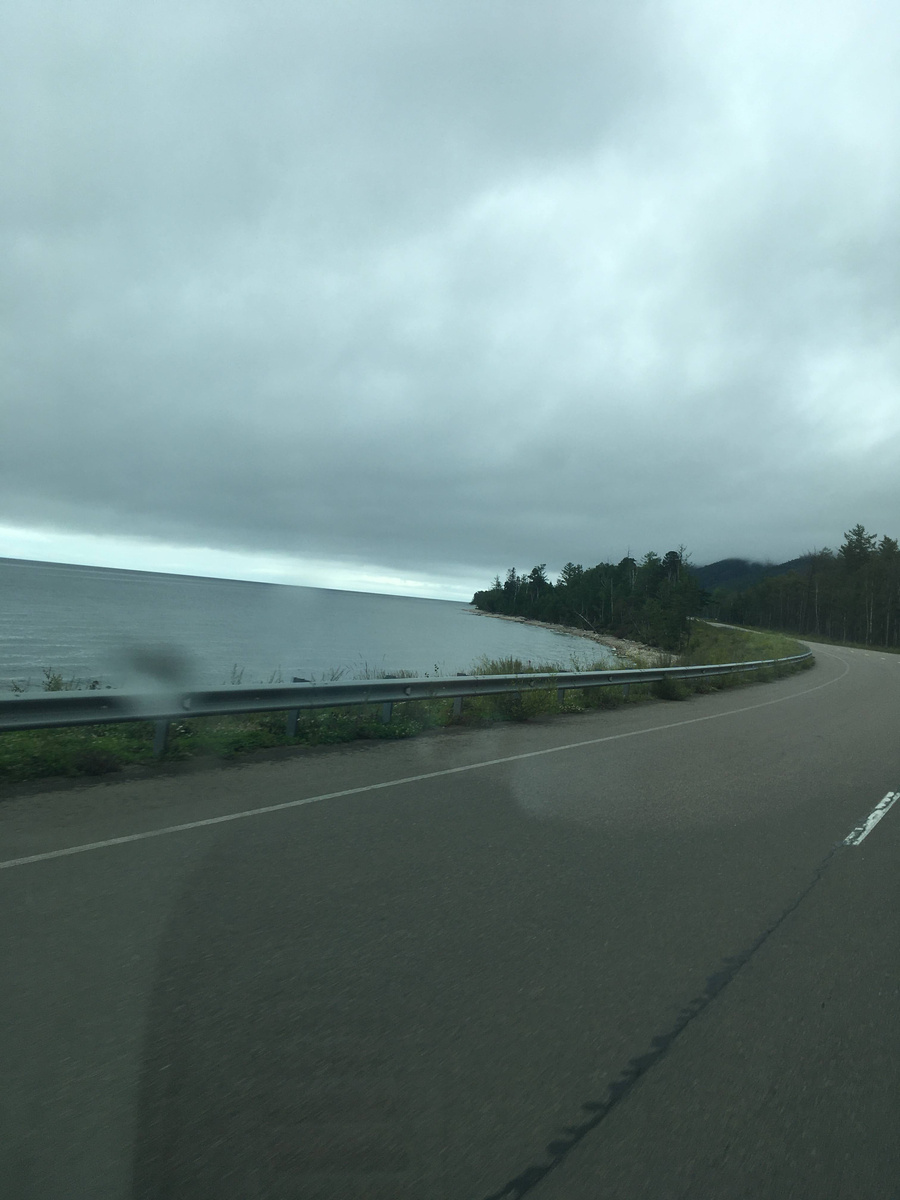 Дорога часто идёт вдоль побережья, что даёт возможность любоваться красотой водной глади