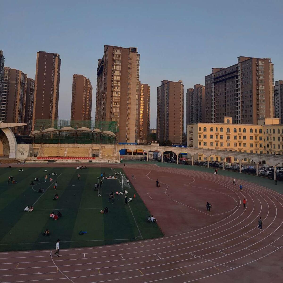 на стадионе всегда много людей, многие занимаются, даже когда идёт дождь