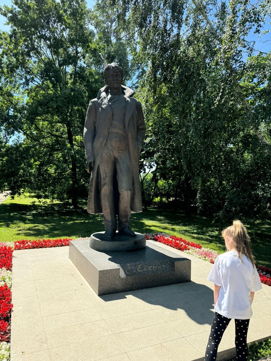 Алёна возле памятника поэту
