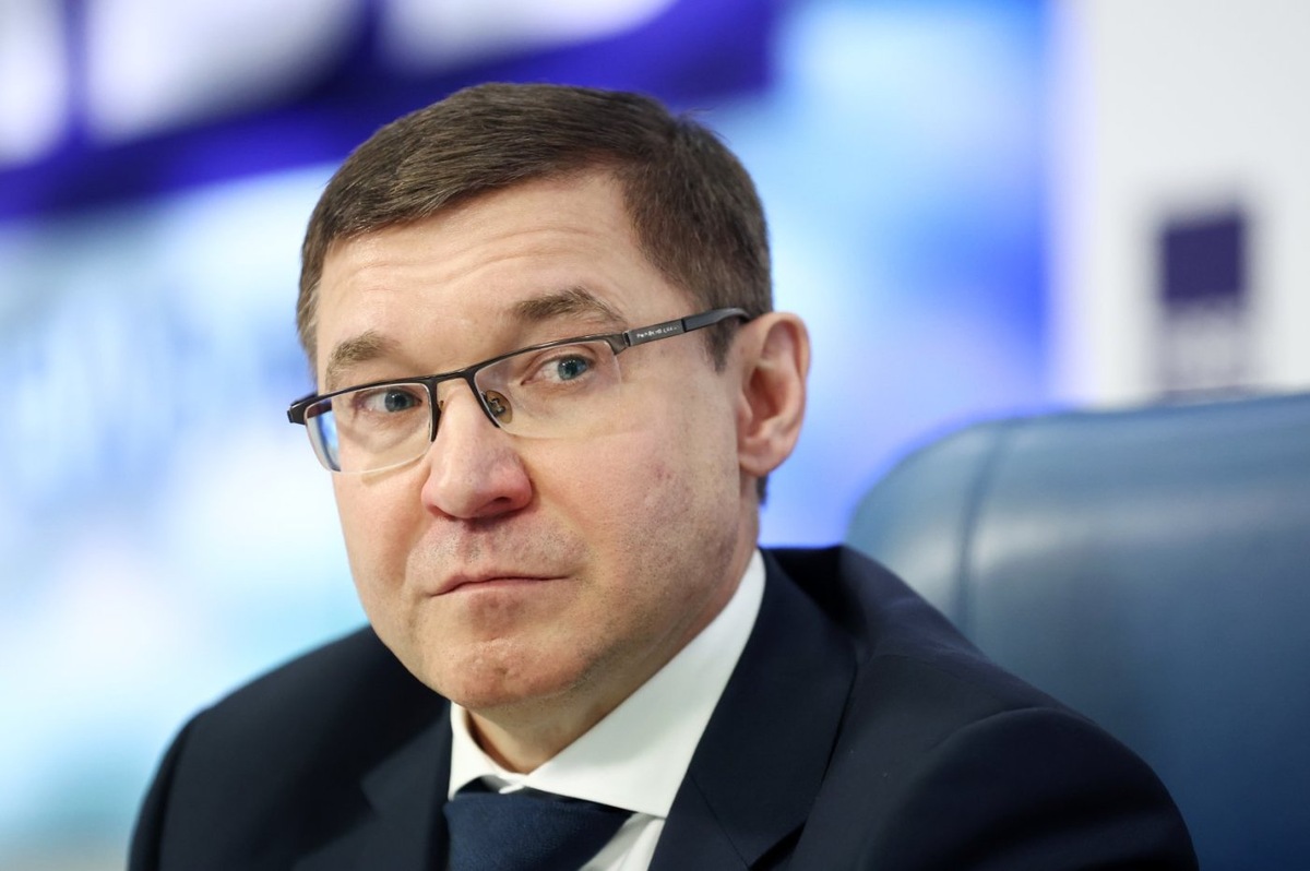    Владимир Якушев поздравил жителей УрФО с Днем семьи, любви и верности