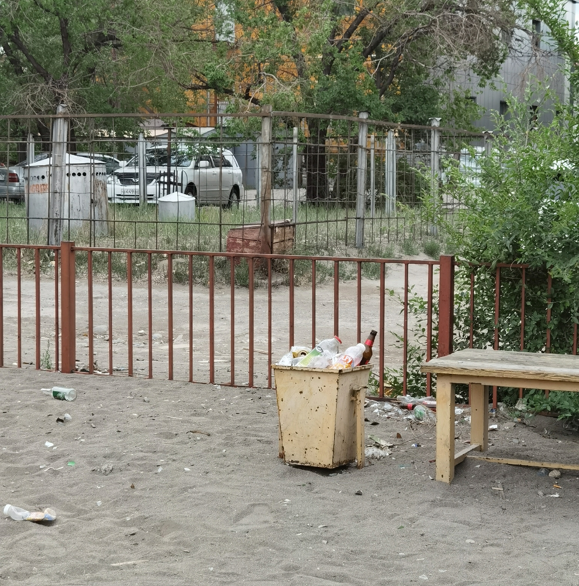 – Это – детская площадка в Кызыле. На которой и поспать можно Та же детская площадка с другой стороны. И да, мусор захватывает окружающее пространство. А в песке – стекло
