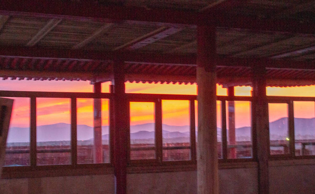 Закат на Устуу-Хурээ, но работа продолжается. 10 июня 2012 г. Эта фотография была выложена в интернет, и почти сразу пришёл комментарий: «когда я родилась».