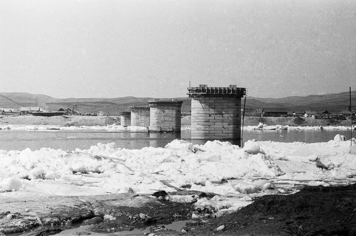 Строительство коммунального моста через Енисей было начато в 1963 году. На фото уже установлены основные опоры (1964 год).