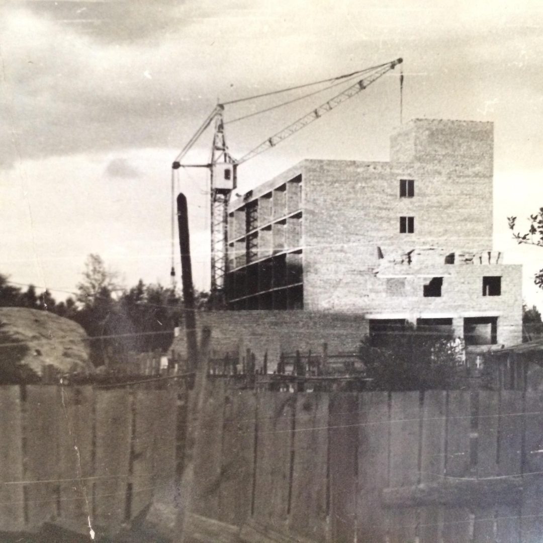 Строительство гостиницы «Монгулек» началось в 1973 году.