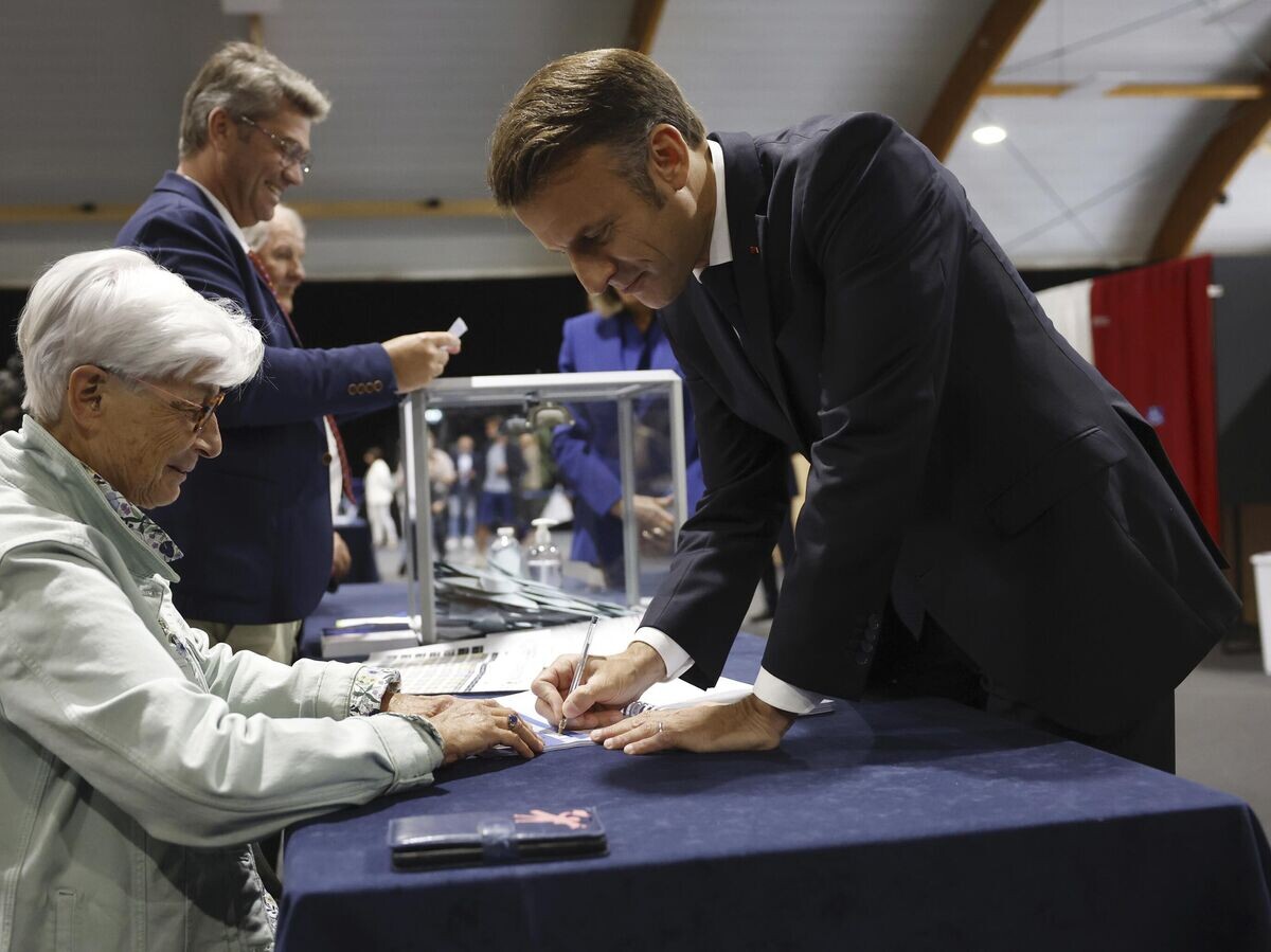    Президент Франции Эммануэль Макрон во время голосования на выборах в Национальное собрание Франции на избирательном участке в Ле-Туке© AP Photo / Mohammed Badra