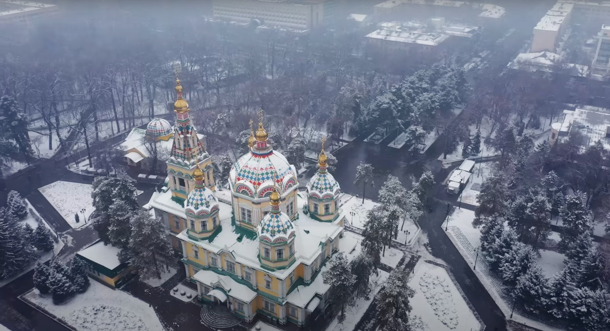Вознесенский собор в Алматы, Казахстан. Согласно последней переписи населения 2021 года, около 17 процентов населения Казахстана являются православными. Митрополичий округ Казахстана находится под контролем Русской Православной Церкви